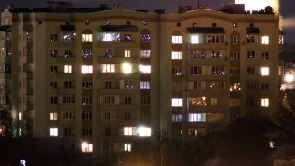 Luz nas janelas da casa — Vídeo de Stock