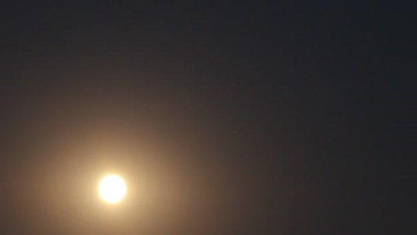 lune dans le ciel nocturne