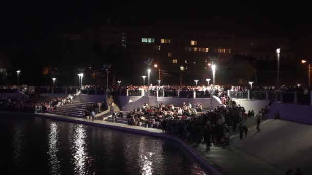 Crowd waiting for the show — Stock Video