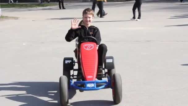 Happy boy in the attraction — Stock Video