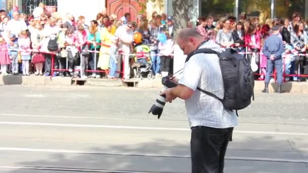 Foto bei der Arbeit — Stockvideo