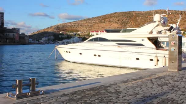 White yacht on the dock — Stock Video