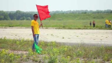 yarış bayraklarını sallayarak ile adam