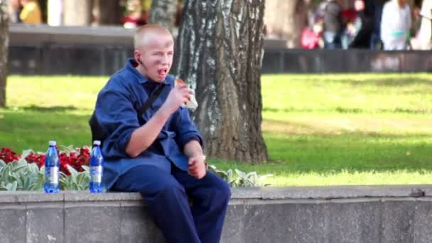 Chico sin hogar en la calle — Vídeos de Stock