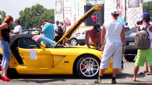 Coche naranja — Vídeo de stock