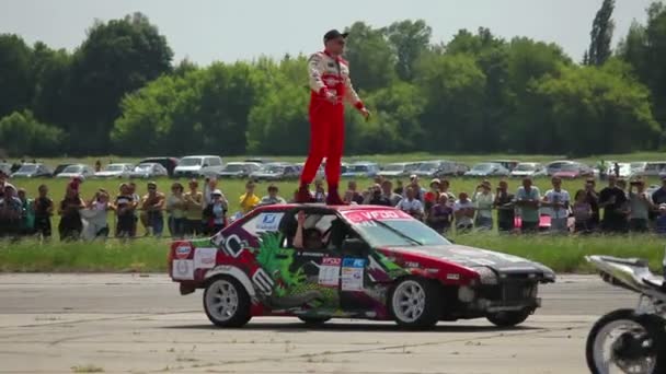 Stuntman y coche de carreras — Vídeo de stock