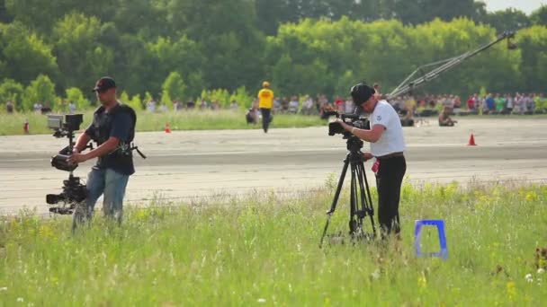 Uomo con macchina fotografica — Video Stock