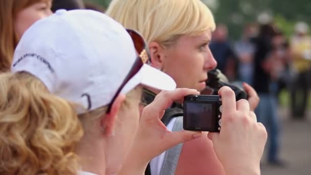 Frau macht ein Foto — Stockvideo