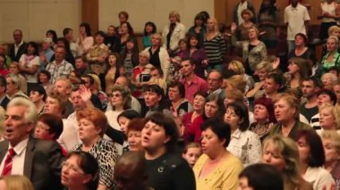 İnsanlar dua Tanrı yüceltmek