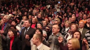 İnsanlar dua Tanrı yüceltmek