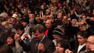 İnsanlar dua Tanrı yüceltmek