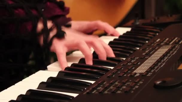 Piano spelen. — Stockvideo