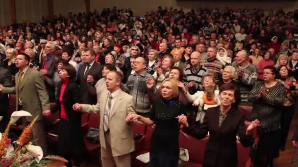 La gente glorifica a Dios rezando — Vídeo de stock