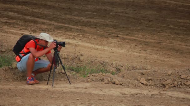 Man with camera — Stock Video