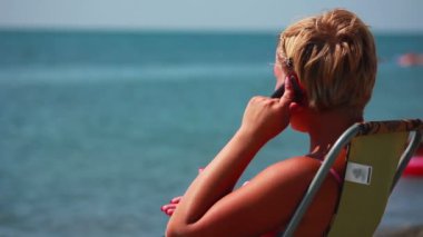 Cep telefonu olan kadın.