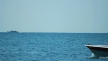 Deniz suyu üzerinde tekne