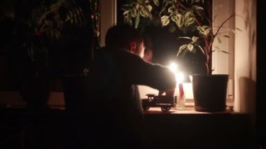 çocuk oyuncak araba ile oynuyor