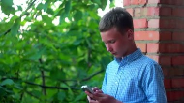 çocuk ile bir telefon