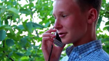 çocuk ile bir telefon