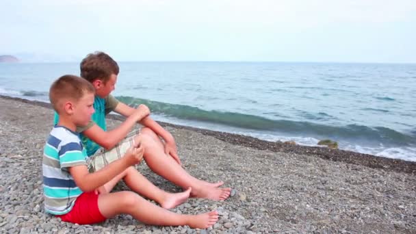 Jongens op het strand — Stockvideo