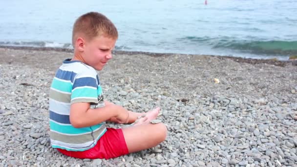 Chlapec na pláži — Stock video