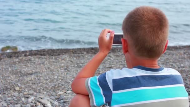 Niño con smartphone — Vídeos de Stock