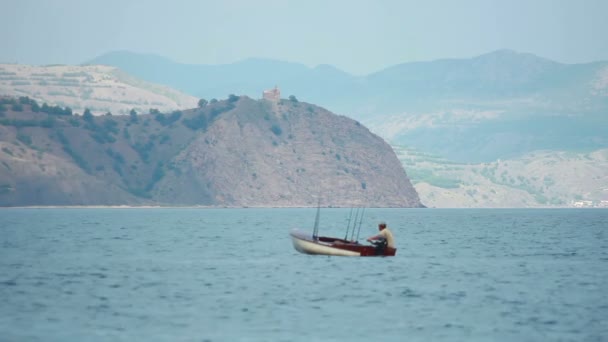 Человек на лодке — стоковое видео