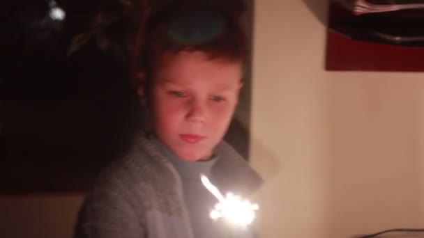 Jongen met sparkler — Stockvideo