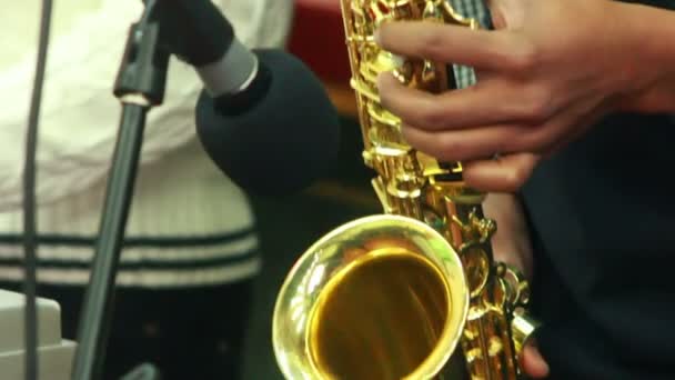 Человек и саксофон — стоковое видео