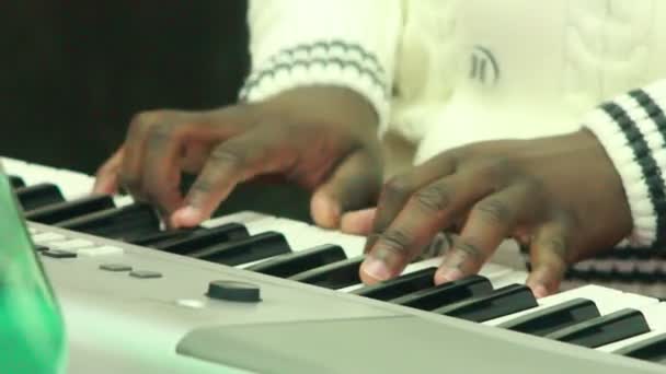 fekete férfi zongora billentyűk
