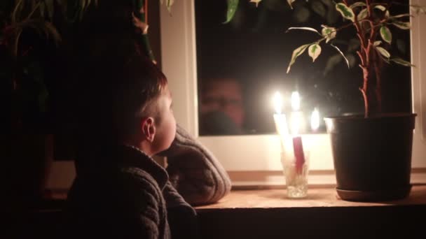 Chlapec s svíčka — Stock video
