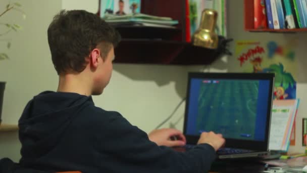 Αγόρι παίζει παιχνίδι υπολογιστή — Αρχείο Βίντεο