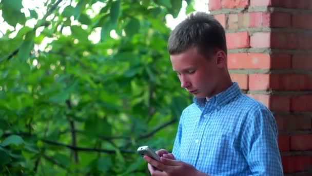 Rapaz com um telefone — Vídeo de Stock