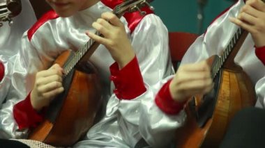 balalayka üzerinde oynamak