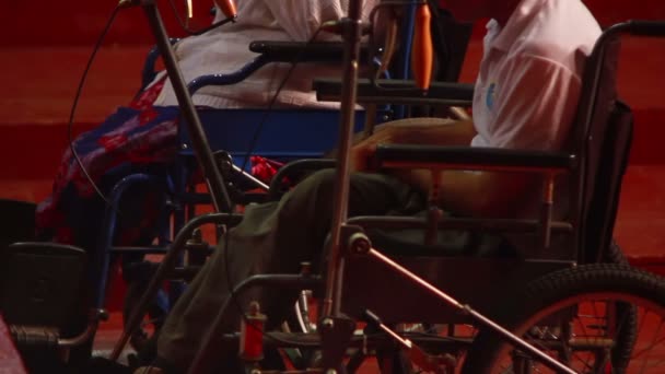 Hombre en silla de ruedas — Vídeo de stock