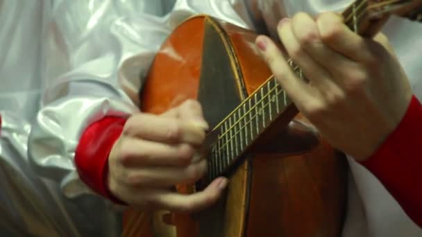 Play on balalaika — Stock Video