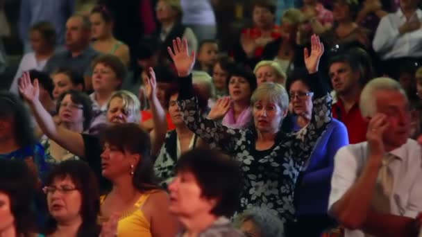 Menschen verherrlichen Gott, der betet — Stockvideo