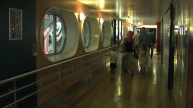 turistler kruvaziyer gemi