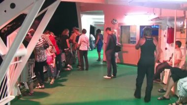 turistler kruvaziyer gemi