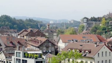 İsviçre evlerin çatıları