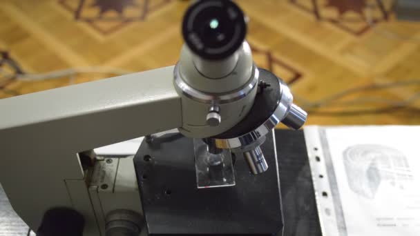 Microscopio biotecnológico — Vídeo de stock