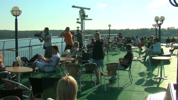 Touristes sur bateau de croisière — Video