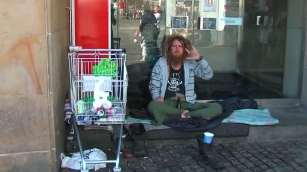 Obdachloser — Stockvideo