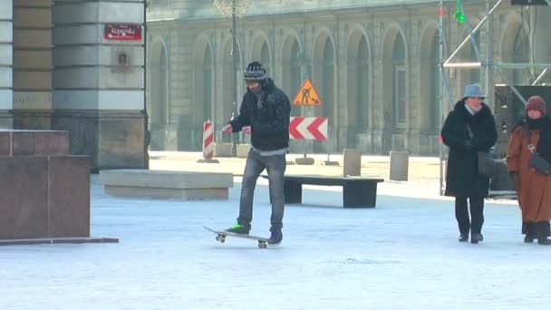 Люди ходят по улице — стоковое видео