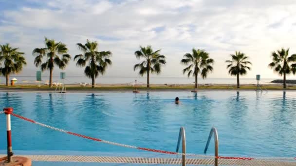 Hombre en la piscina — Vídeo de stock