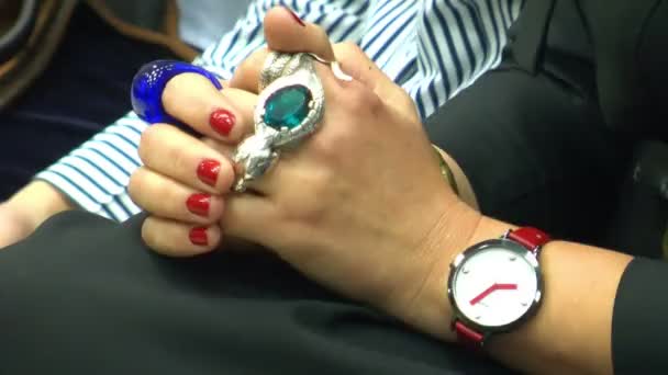 戴着戒指的手 — 图库视频影像