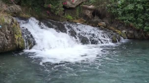 Красивый водопад — стоковое видео