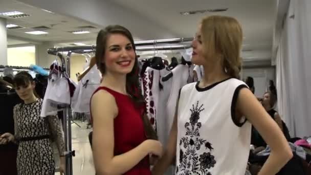 Preparándose para el desfile de moda — Vídeo de stock