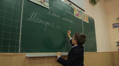 Öğrenci tahtaya yazar.