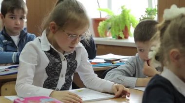 Öğrenciler ders kitaplarını okuma